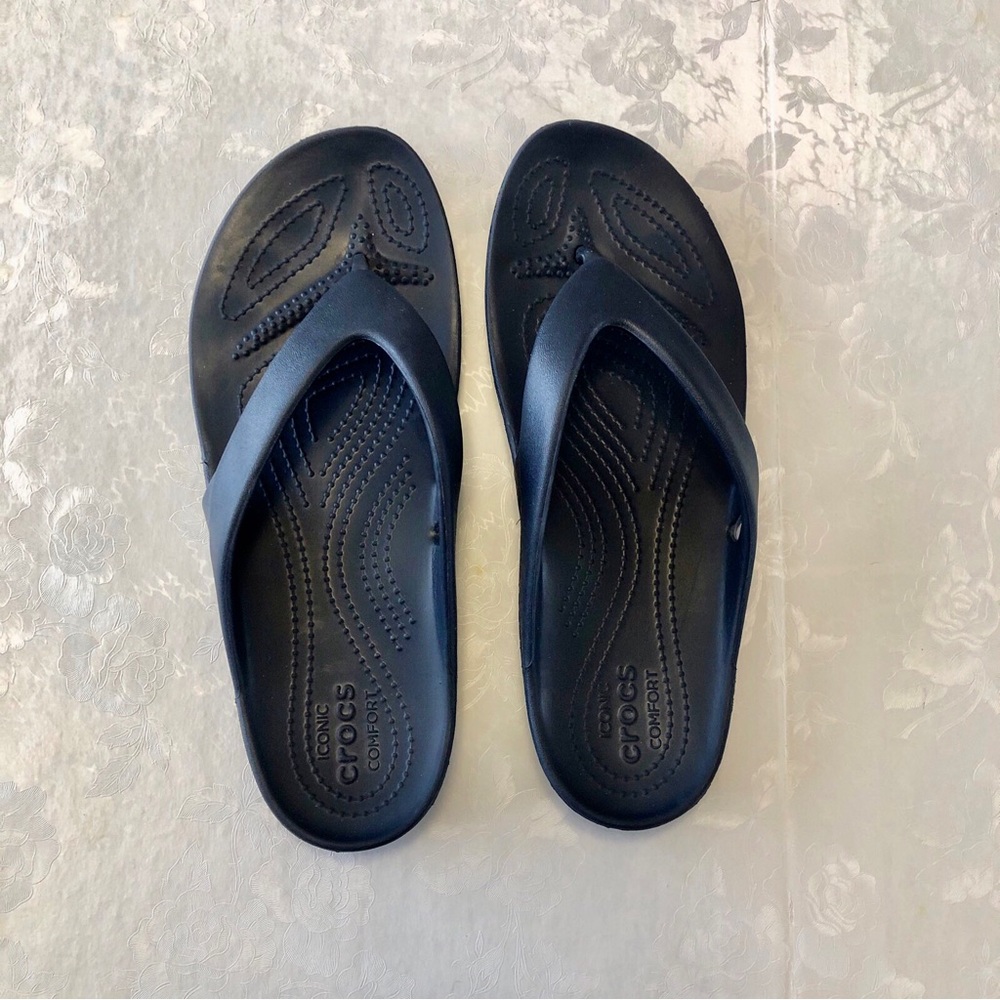 Crocs Kadee ll Women’s Size 9 Navy Blue FlipFlops Excellent Condition!